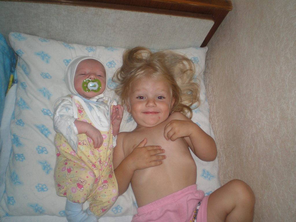 Ванюша та Віка лежать: Ваня з пустушкою